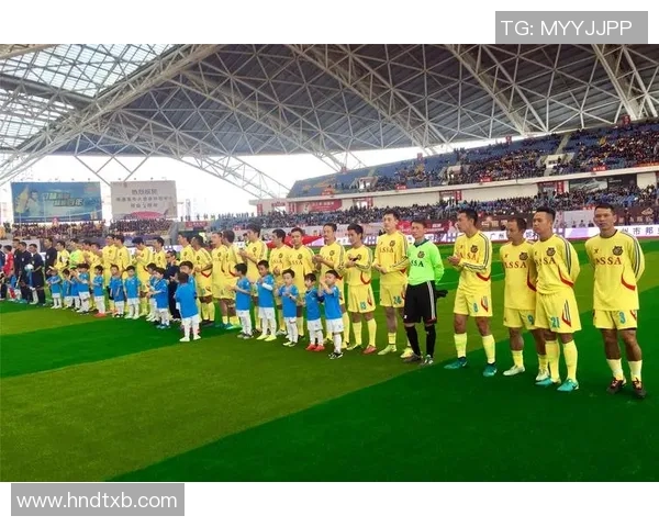 足球明星阵容合照展现球场风采与团队精神的完美瞬间